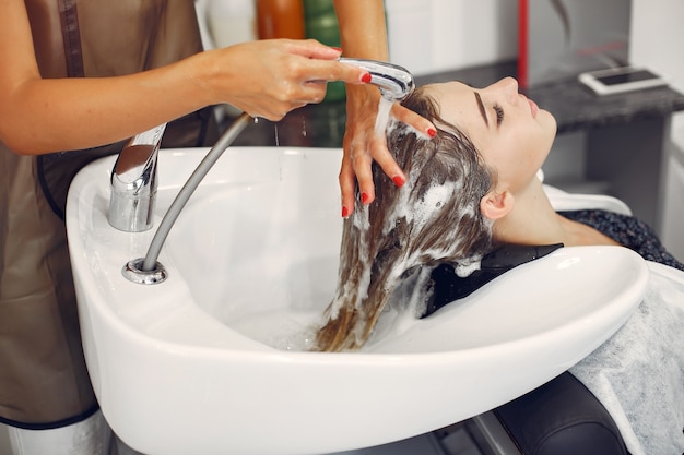Waschender Kopf der Frau in einem Friseursalon