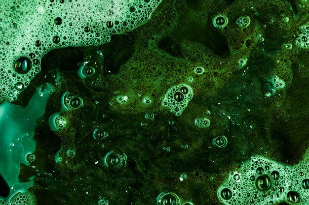 Waschmittel grüne Flüssigkeit mit Spume