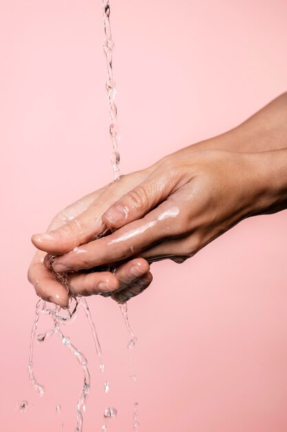 Wasser ergoss sich auf die Hände der Frau