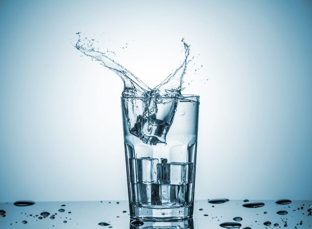 Wasser im Glas mit Spritzwasser