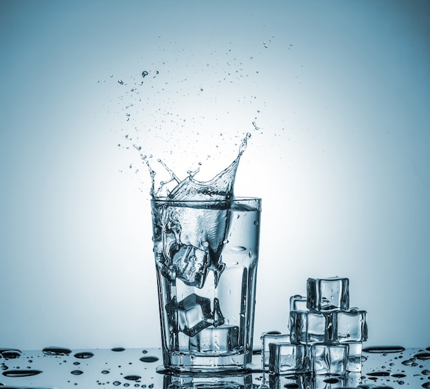 Wasser im glas mit wasserspritzer