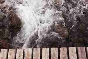 Kostenloses Foto wasser spritzt gegen die felsen