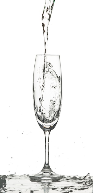 Wasser spritzt in Glas auf weißem Hintergrund