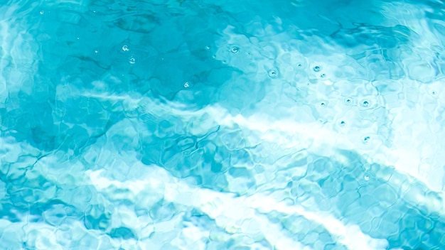 Wasser-Swimmingpool-Textur und Oberflächenwasser auf dem Pool, reflektierendes blaues Wellennaturwasser auf dem Außenpool