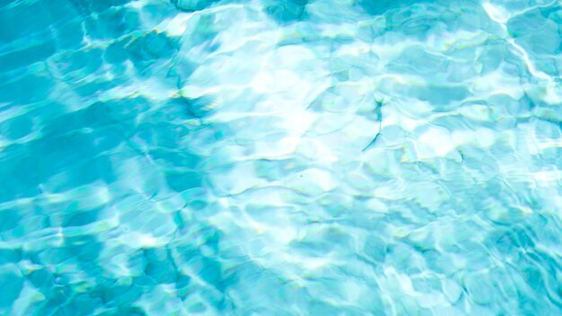Wasser-Swimmingpool-Textur und Oberflächenwasser auf dem Pool, reflektierendes blaues Wellennaturwasser auf dem Außenpool