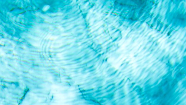Wasser-Swimmingpool-Textur und Oberflächenwasser auf Poolreflexion blaues Wellennaturwasser auf der Außenseite ...