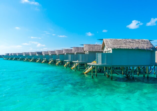 Wasser Villen über ruhiges Meer in tropischen Malediven Insel.