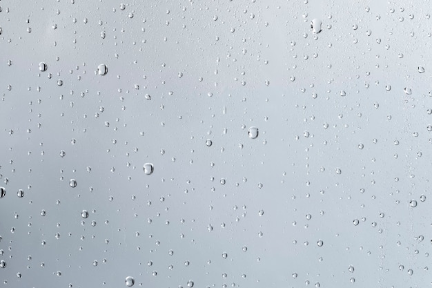 Wasserbeschaffenheitshintergrund, regnerisches Fenster an bewölktem Tag