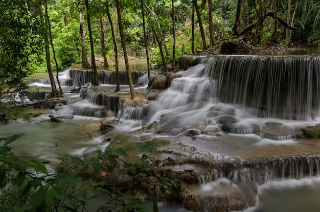 Wasserfall, der eine Schicht in Thailand ist