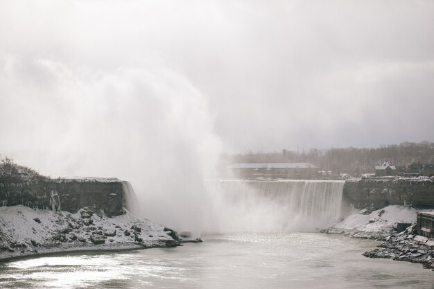 Wasserfall im Winter mit Bäumen im Hintergrund in den Niagarafällen in Ontario Kanada