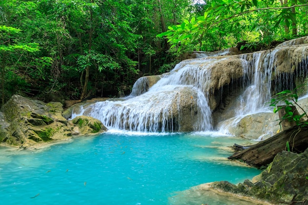 Wasserfall Stufe 1 Erawan Nationalpark Kanchanaburi Thailand hohe Verschlusszeit friert keine Bewegung ein