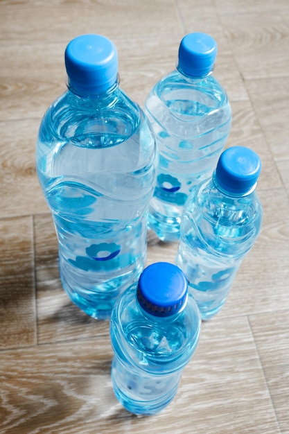Wasserflasche auf dem Holztisch