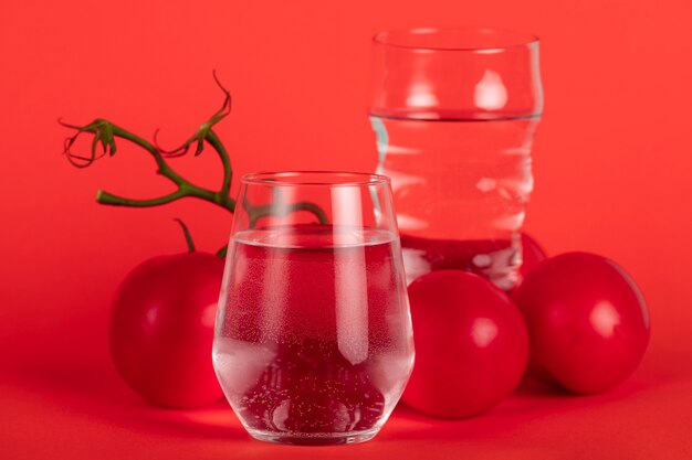 Wassergläser und Tomaten Anordnung