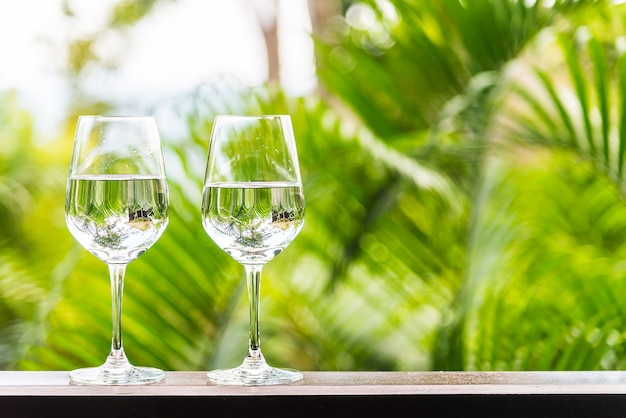 Wasserglas auf der Terrasse