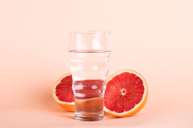 Wasserglas und rote orange Anordnung