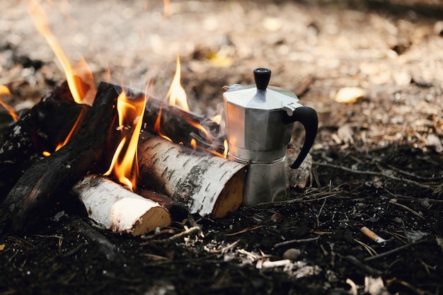 Wasserkocher am Lagerfeuer