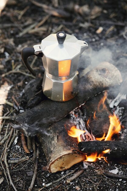 Wasserkocher am Lagerfeuer