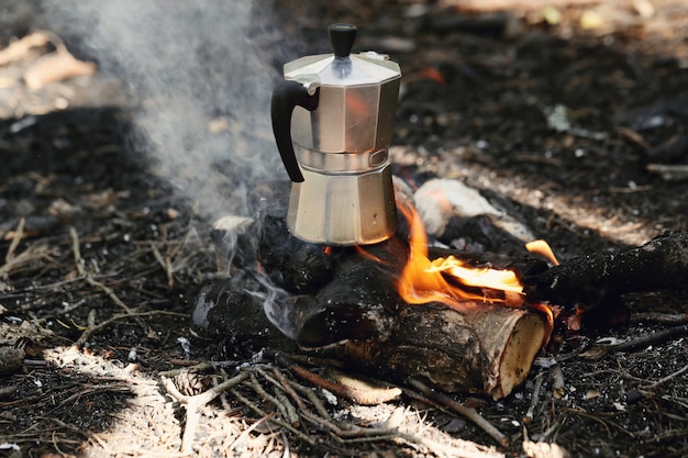 Kostenloses Foto wasserkocher am lagerfeuer