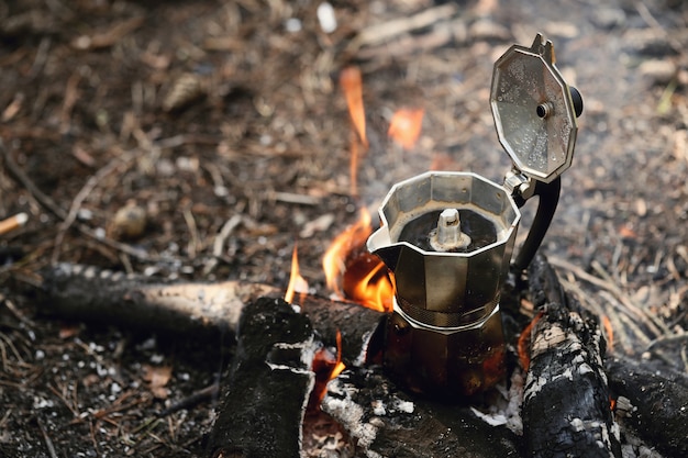 Wasserkocher am Lagerfeuer