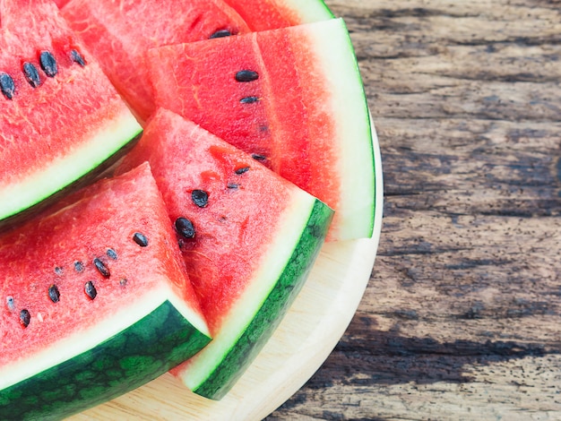 Wassermelone auf altem hölzernem Hintergrund