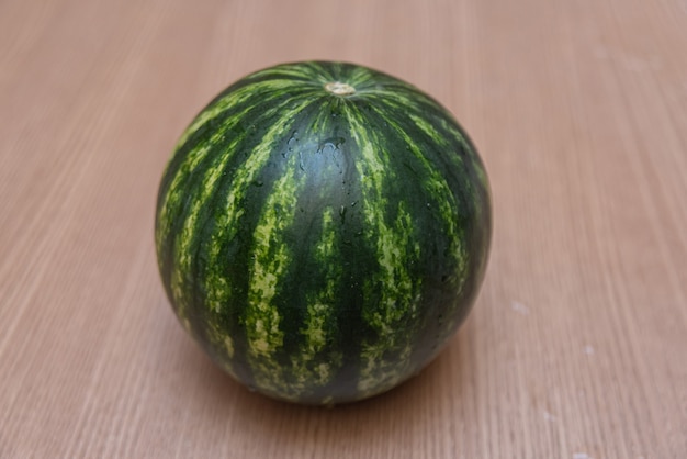 Wassermelone auf dem Holztisch
