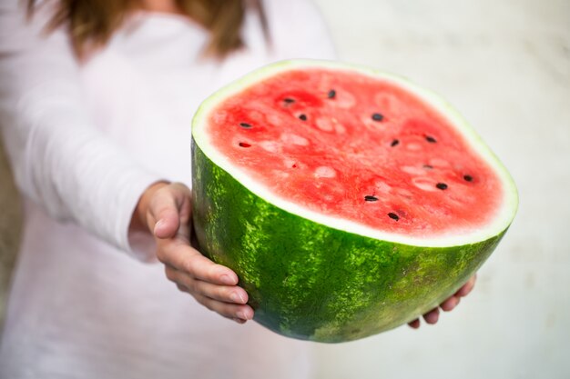 Wassermelone in den Händen des Mädchens Nahaufnahme