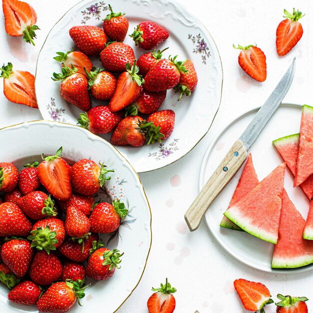 Wassermelone und Erdbeere auf weißem Tisch