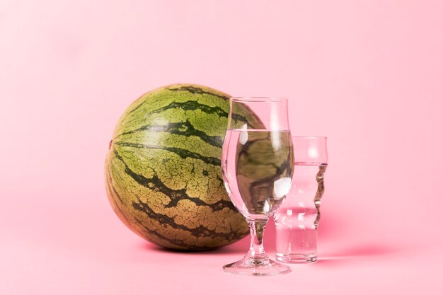 Wassermelone und Gläser in voller Größe mit Wasser