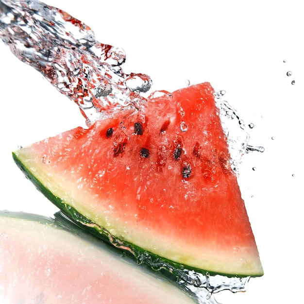 Wassermelone und Wasserspritzer lokalisiert auf Weiß