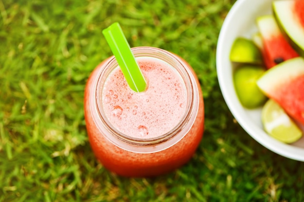 Kostenloses Foto wassermelonen-smoothie auf dem gras