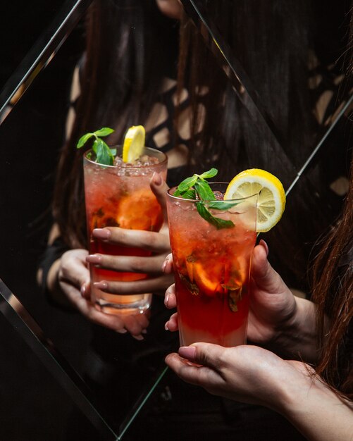 Wassermelonencocktail mit Eis und Zitrone