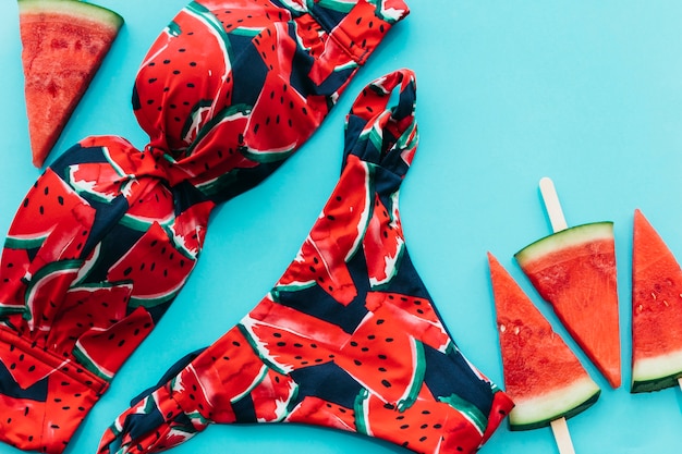 Kostenloses Foto wassermelonenhintergrund mit bikini