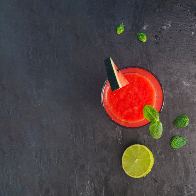 Kostenloses Foto wassermelonensaft mit kopie raum