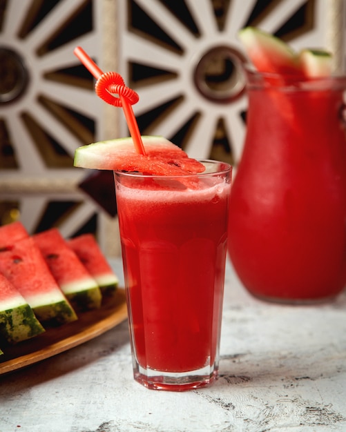 Wassermelonensaft und Wassermellonenscheiben auf dem Schreibtisch