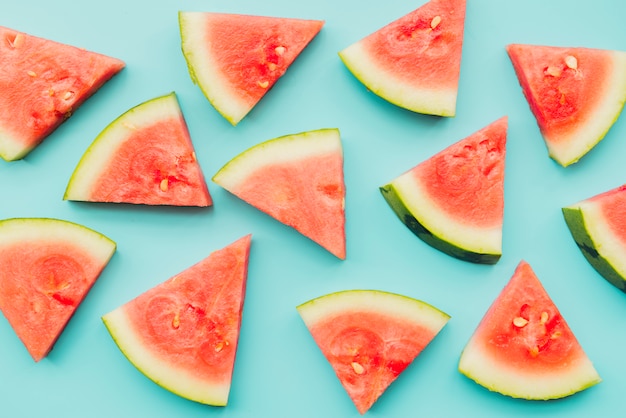 Kostenloses Foto wassermelonenstücke auf azurblauem hintergrund