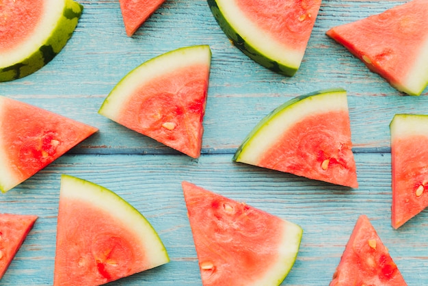 Wassermelonenstücke auf hölzernen Planken