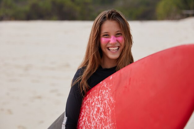 Wassersportkonzept. Glücklich begeisterter Surfboarder im Taucheranzug