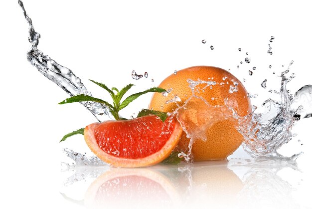 Wasserspritzer auf Grapefruit mit Minze isoliert auf Weiß