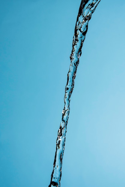 Wasserstrahl wird gegossen
