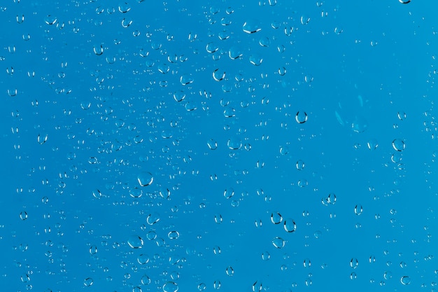 Wassertropfen auf blau