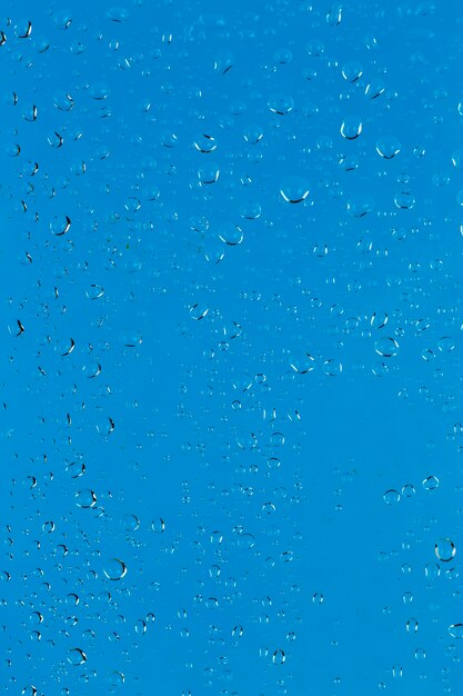 Wassertropfen auf blauer Oberfläche