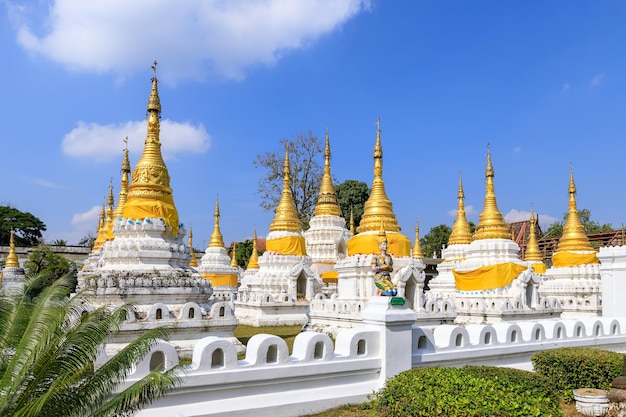 Kostenloses Foto wat phra chedi sao lang oder tempel mit zwanzig pagoden in lampang thailand