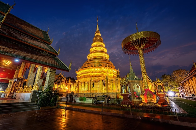 Kostenloses Foto wat phra dieser hariphunchai-tempel in lamphun, thailand.