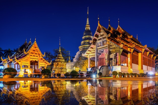 Wat Phra Singh Tempel in der Nacht in Chiang Mai, Thailand.