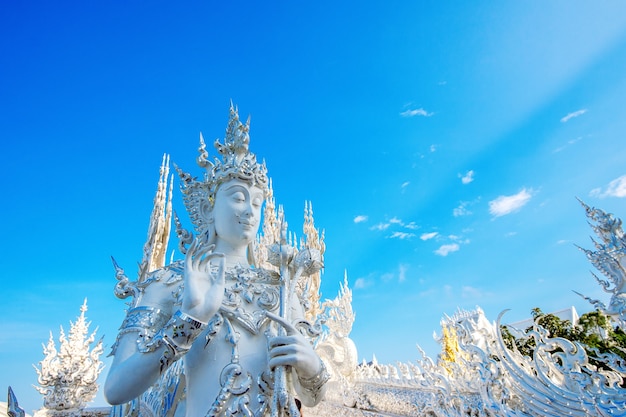 Wat rong khun tempel (weißer tempel) in chiang rai, thailand.