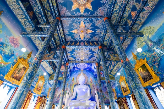 Wat Rongseaten nach innen mit blauer Malerei und Luxusarchitektur in Chiangrai Thailand