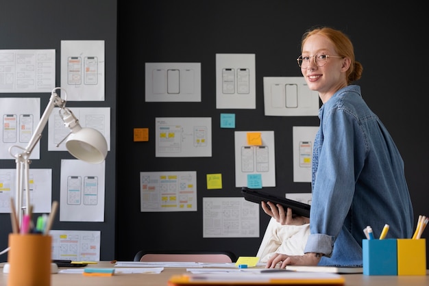 Kostenloses Foto webdesignerin im büro mit tablet-gerät