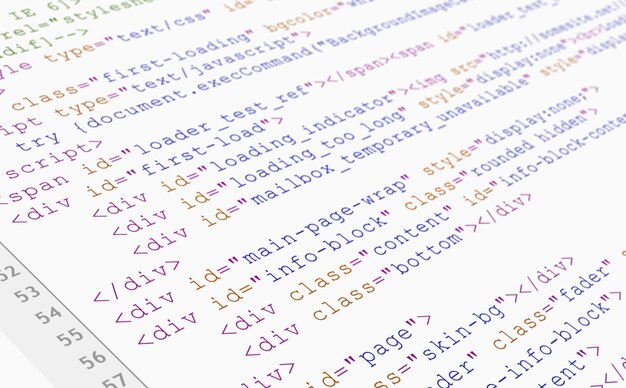 Website-HTML-Code-Browser-Ansicht auf weißem Papier gedruckt, Nahaufnahme.