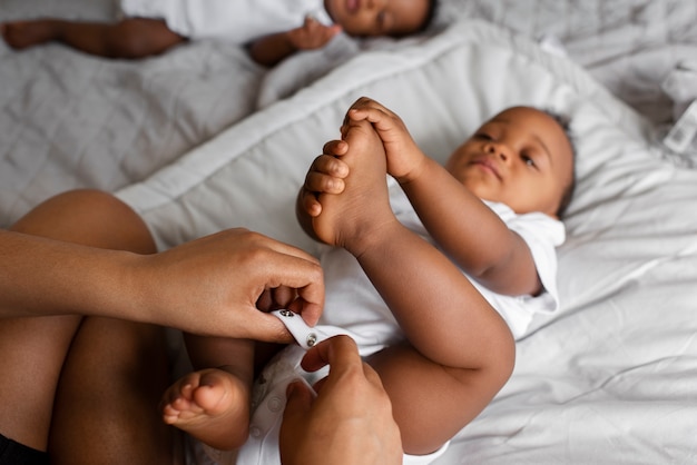 Kostenloses Foto wechselndes baby des elternteils des hohen winkels