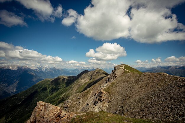 Weg in den Alpen führt entlang des Bergrückens zum Gipfelkreuz. mehr Berg